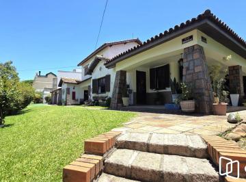 Casa · 277m² · 4 Quartos · 3 Vagas · Belíssima casa de esquina, em estilo colonial com 277m2 de área privativa, terre