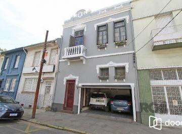 .jpg+2025-03-04 · Casa em Porto Alegre, no bairro Floresta, com 3 dormitório(s), e 3 banheiros, à