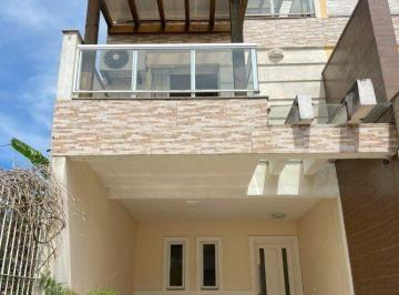 Casa · 165m² · 3 Quartos · 2 Vagas · Bela casa três dormitórios localizada nos altos do bairro Guarujá