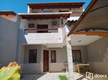 Casa · 184m² · 2 Quartos · 2 Vagas · Excelente oportunidade de adquirir um sobrado no charmoso bairro Guarujá