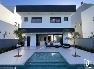 Casa · 220m² · 3 Quartos · 4 Vagas · Casa em condomínio fechado