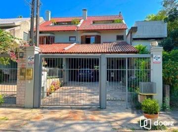 .jpg+2025-03-04 · Casa em Porto Alegre, no bairro Ipanema, com 3 dormitório(s), e 3 banheiros, à v