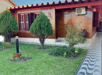 Casa · 130m² · 3 Quartos · 2 Vagas · Casa a venda com 3 dormitórios no Centro de Guaíba.