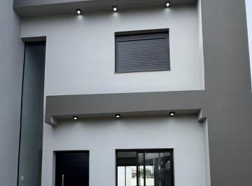 Casa · 86m² · 2 Quartos · 2 Vagas · sobrado 2 Dormitórios sendo 2 Suites - Bairro Mario Quintana