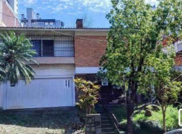 Casa · 320m² · 3 Quartos · 2 Vagas · casa ampla, terreno excelente tamanho,  localização privilegiada em  porto alegr