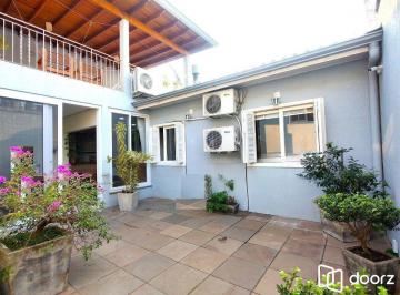 Casa · 220m² · 4 Quartos · 2 Vagas · Casa com 4 dormitórios, espaço gourmet e terraço na Zona Norte de Porto Alegre