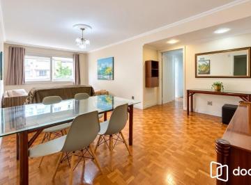 Living-Janela · Apartamento de 2 Dormitórios, Sol, Vista e Excelente Localização.