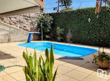 Casa · 230m² · 3 Quartos · 2 Vagas · Linda Casa de Esquina com 230 M². Área de Lazer Completa.