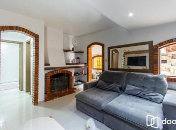 Casa · 200m² · 4 Quartos · 2 Vagas · Casa de 4 dormitórios, 2 suítes, piscina, pátio e 2 vagas de garagem.