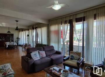 Apartamento · 251m² · 4 Quartos · Apartamento de 4 dormitórios, 2 suítes, living amplo e arejado com sacada.