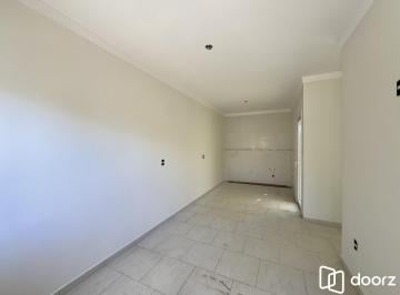Living · Casa em condomínio com 2 dormitórios, vaga de garagem e churrasqueira na Olaria