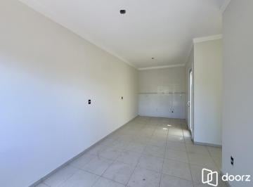 Living · Casa em condomínio com 2 dormitórios, vaga de garagem e churrasqueira na Olaria
