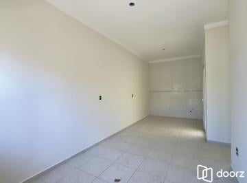 Living · Casa em condomínio com 2 dormitórios, vaga de garagem e churrasqueira na Olaria