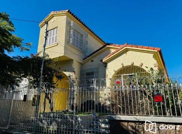 Casa · 220m² · 3 Quartos · 2 Vagas · Casa Ampla com Pátio e Excelente Localização no Petrópolis