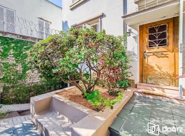 Casa · 210m² · 4 Quartos · 3 Vagas · Casa impecável na Lopo Gonçalves com 4 dormitórios, garagem e pátio amplo
