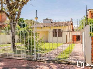 Casa · 150m² · 2 Quartos · 7 Vagas · Casa de 2 quartos, 2 banheiros,pátio,churrasqueira, 7 vagas no bairro Guarujá.