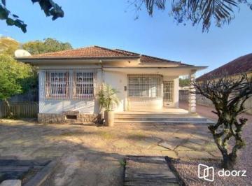 .jpg+2025-03-04 · Casa em Porto Alegre, no bairro Vila Nova, com 3 dormitório(s), e 3 banheiros, à
