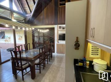 Casa · 193m² · 4 Quartos · 3 Vagas · Casa térrea com 2 suítes com amplo pátio,