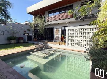 Casa · 250m² · 4 Quartos · 2 Vagas · Casa com linda arquitetura | Jardim Europa | 4 quartos | Área Gourmet