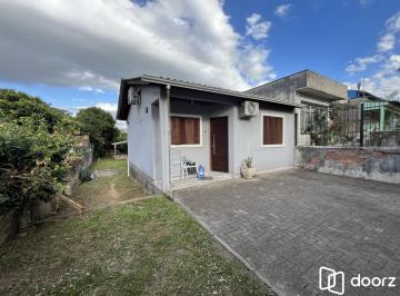 Casa · 46m² · 2 Quartos · 2 Vagas · Casa com pátio grande semi-mobiliada no Bairro Camaquã.