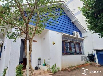 Casa · 232m² · 3 Quartos · 4 Vagas · Casa averbada, ampla e ensolarada!