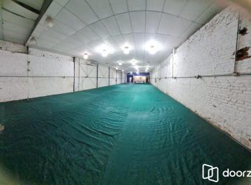 Comercial · 452m² · 4 Quartos · 1 Vaga · Espaço amplo, banheiros e garagem no Bairro Floresta
