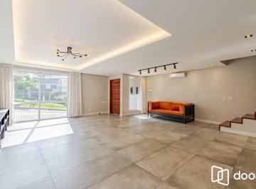 Casa · 333m² · 2 Quartos · 2 Vagas · Casa em condomínio com piscina e salão privativo na Vila Nova