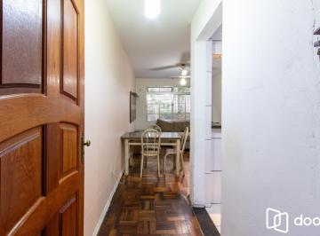 Apartamento · 58m² · 3 Quartos · Apartamento térreo com pátio privativo no coração do Menino Deus, 2 dormitórios.