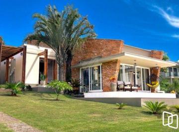 Casa · 593m² · 4 Quartos · 7 Vagas · Casa à beira do lago na área central do condomínio com 4 suites