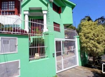 Casa · 177m² · 3 Quartos · 1 Vaga · Casa com 4 dormitórios, sótão e amplo pátio próxima ao Hospital Cristo Redentor