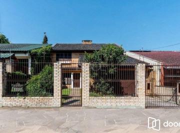 Casa · 230m² · 3 Quartos · 3 Vagas · Residência no bairro Camaquã, com 3 dormitório(s), e 3 banheiros,