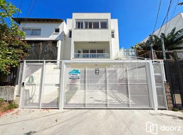 Casa · 225m² · 3 Quartos · 4 Vagas · Linda residência com  3 dormitórios, sendo 1 suíte, com Linda Vista do Bairro.