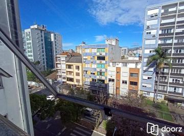 Comercial · 31m² · 4 Quartos · Sala na Venâncio Aires com mezanino e 2 banheiros