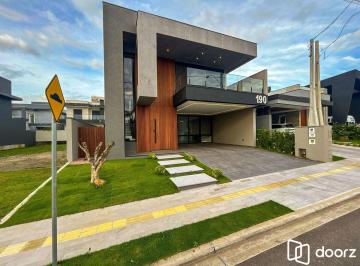 Casa · 283m² · 4 Quartos · 2 Vagas · Casa à venda - no Centro