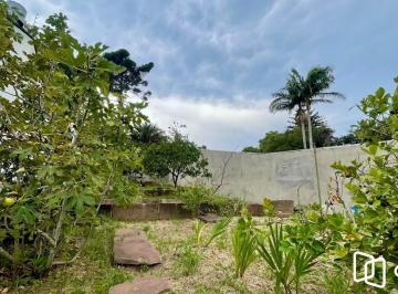 Casa · 144m² · 2 Quartos · 3 Vagas · Casa com living integrado, churrasqueira e amplo terreno