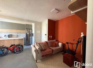 Sala de estar · 1 dormitório com móveis sob medida, vaga e infraestrutura no bairro Ecoville.