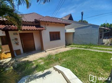 Casa · 189m² · 3 Quartos · 3 Vagas · Casa de 3 quartos, suíte e patio no bairro Medianeira em POA
