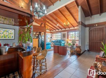 Casa · 385m² · 3 Quartos · 4 Vagas · Casa semimobiliada com 385m², 3 suítes, piscina e espaço gourmet na Chácara das