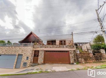 Casa · 166m² · 3 Quartos · 2 Vagas · Casa de 3 quartos, churrasqueira, terraço, 2 vagas no bairro Glória.