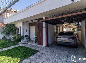 Casa · 170m² · 3 Quartos · 5 Vagas · Casa 3 dormitórios, 5 vagas.