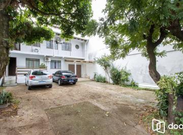 Casa · 181m² · 4 Quartos · 4 Vagas · Casa ampla de 2 pavimentos com 4 dormitórios, 1 suite e 4 vagas no bairro Santa