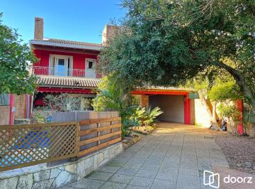 Casa · 274m² · 4 Quartos · 6 Vagas · Casa Espaçosa com 274m² e Piscina – Vista Privilegiada para o Guaíba