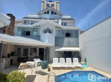Casa · 428m² · 5 Quartos · 3 Vagas · Vende-se sobrado com 5 quartos (3 suítes), 428m² e 3 vagas – Alto Petrópolis