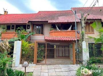 .jpg+2025-03-04 · Casa em Porto Alegre, no bairro Guarujá, com 3 dormitório(s), e 3 banheiros, à v