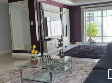 Casa · 205m² · 3 Quartos · 3 Vagas · Casa térrea com 3 dormitórios, suíte e 3 vagas.