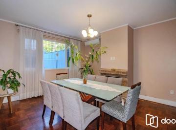 Casa · 178m² · 5 Quartos · 4 Vagas · Casa Reformada com 5 Dormitórios e Amplo Pátio