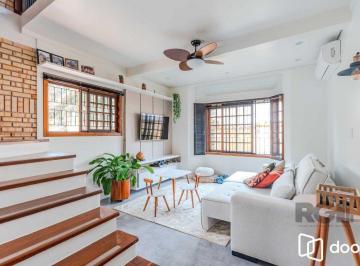 Casa · 220m² · 3 Quartos · 2 Vagas · Casa em condomínio fechado, 3 dormitórios, suíte e duas vagas de garagem