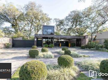 Casa · 431m² · 4 Quartos · 5 Vagas · Casa de condomínio impecável no Las Rocas