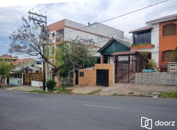 Casa · 70m² · 2 Quartos · 1 Vaga · Chalé e edícula em Terreno plano e bem localizado! Ótima oportunidade para inves