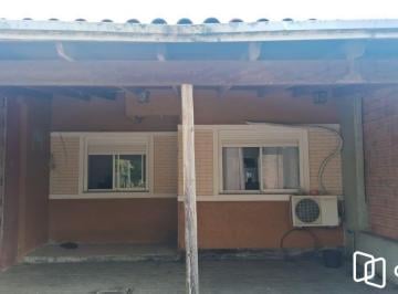 Casa · 86m² · 2 Quartos · 2 Vagas · Casa com 2 dormitórios com pátio e edícula.